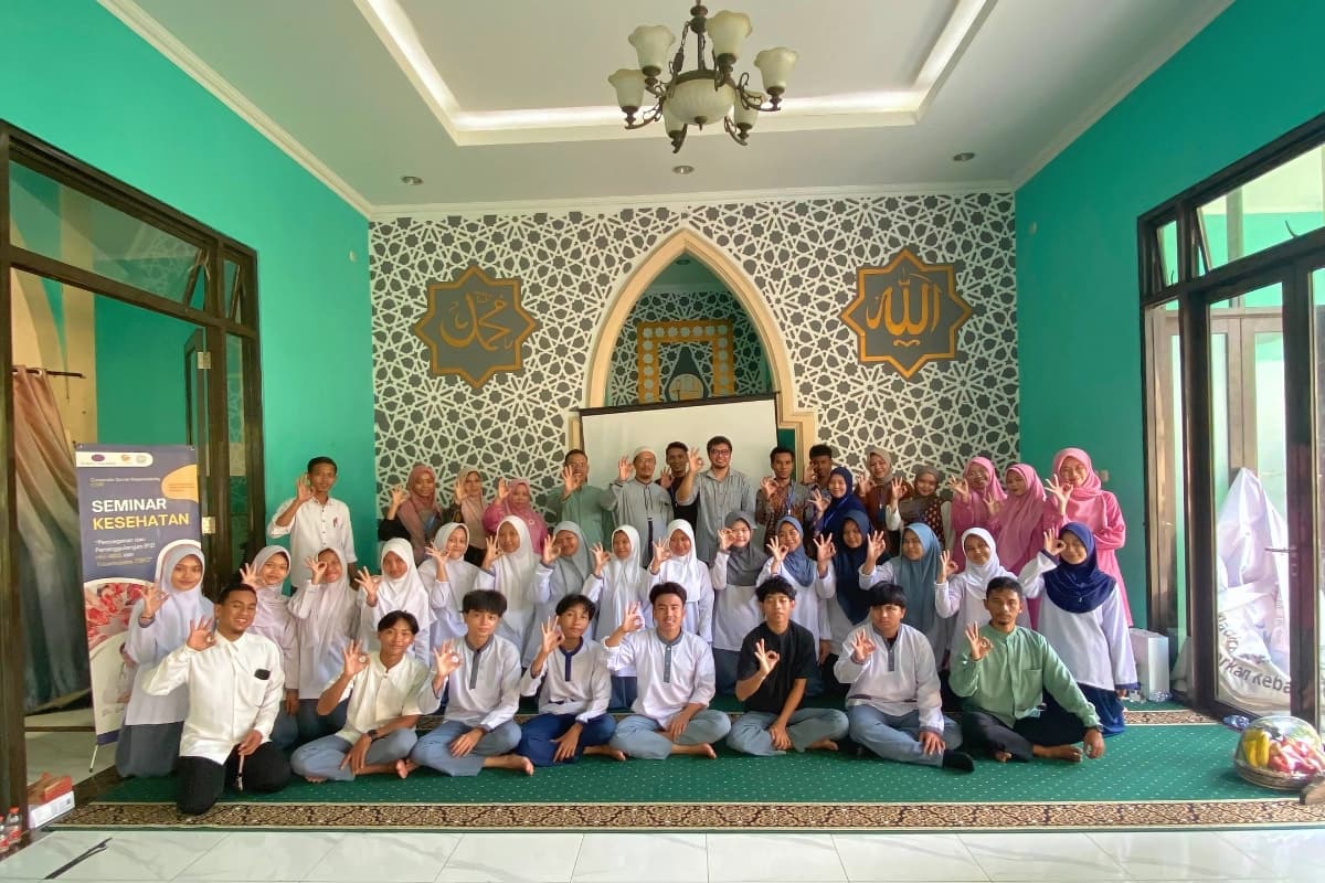 Foto bersama peserta Seminar P2 HIV-AIDS & TBC di Perguruan Al-Madinah KKMB BSD, 2025