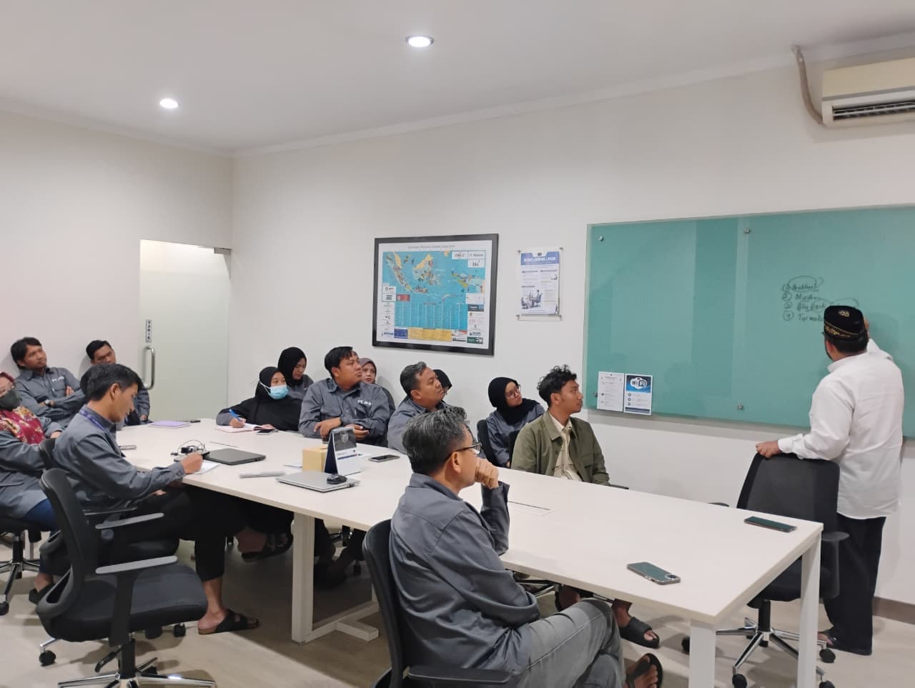 Suasana Kajian Fiqih Rutin P2K3 di kantor PT Adiguna Cakra Semesta, 2026